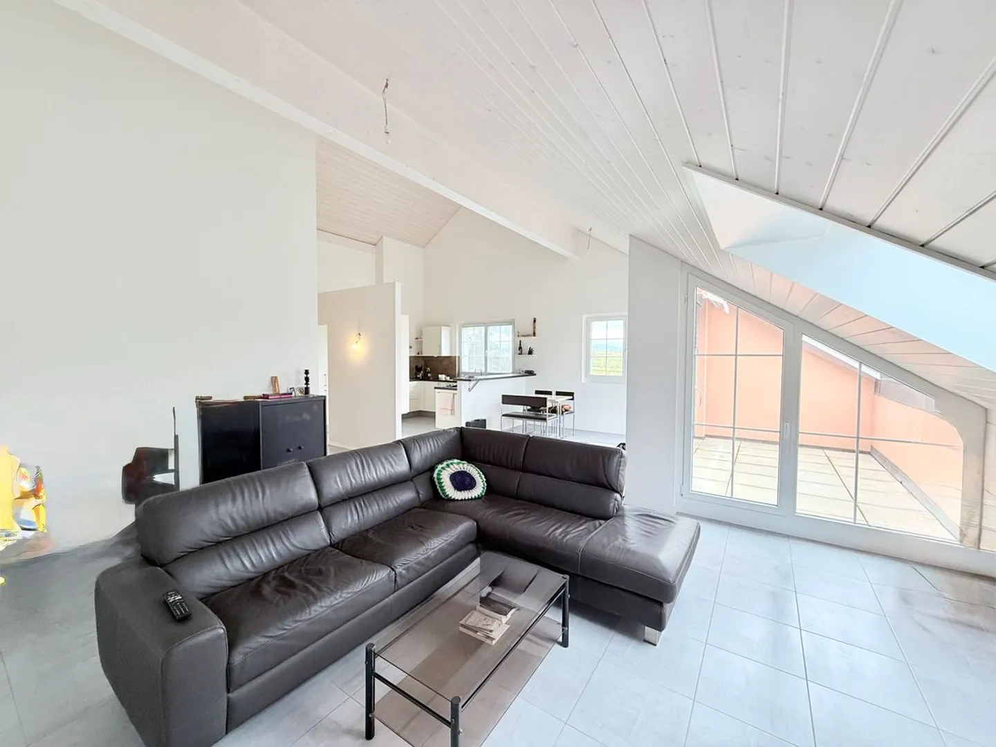 Bright 4.5-room apartment in Aclens, close to Lausanne and Morges - Photo 3 of 12