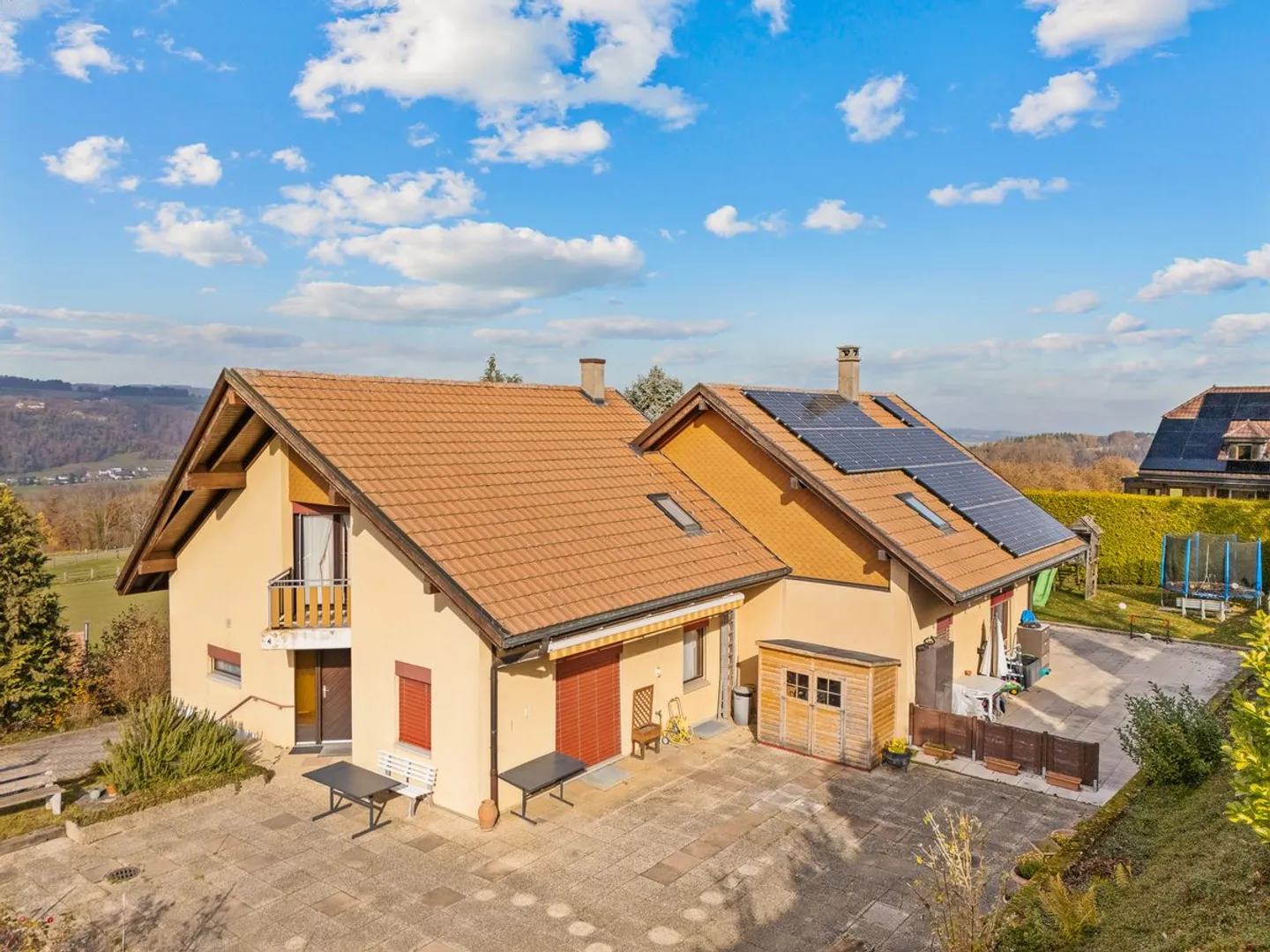 Semi-detached family house with unobstructed view! - Photo 5 of 8