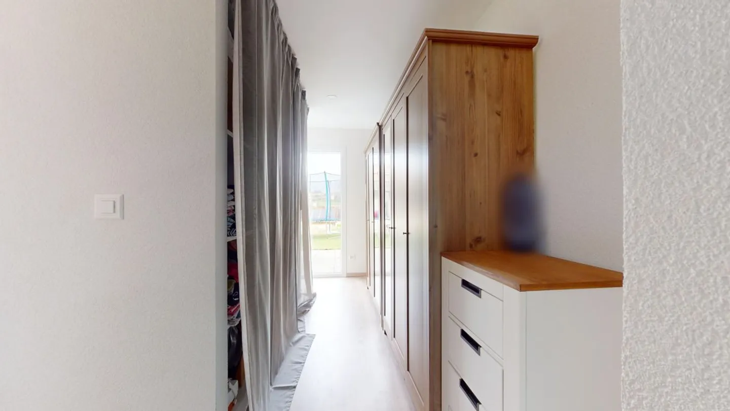 Angrenzende Villa mit Terrasse, Garten und Parkplätzen! - Foto 12 von 12