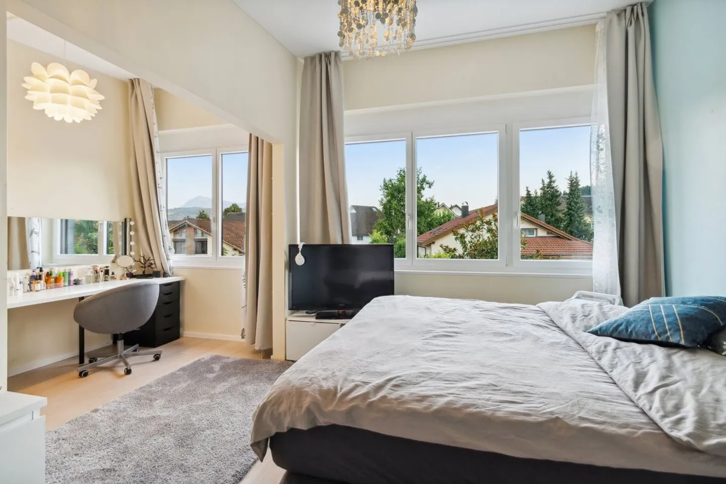 Dream Villa with Swimming Pool and Generous Living Space - Photo 10 of 11