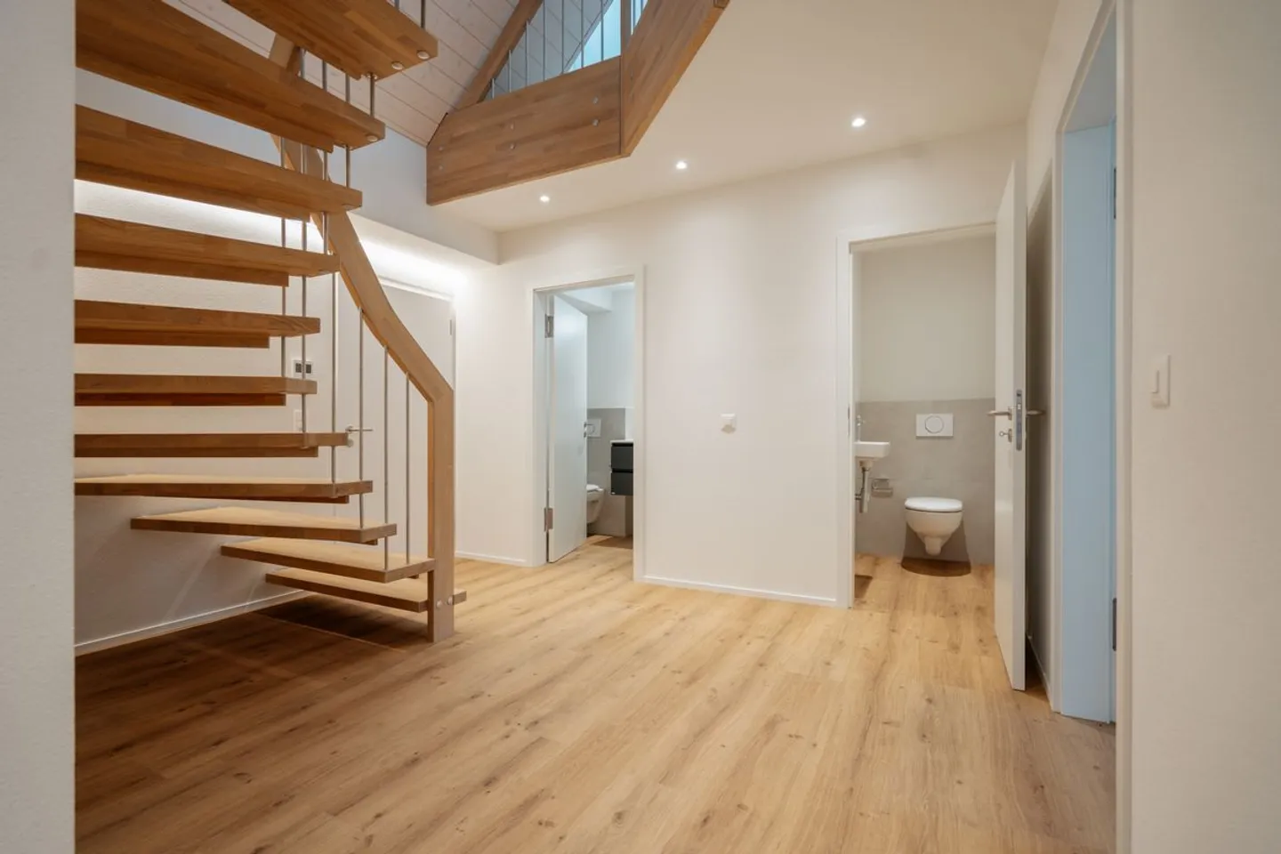 Charmante maisonette de 5 pièces avec galerie, terrasse sur le toit et loggia - Photo 2 sur 13
