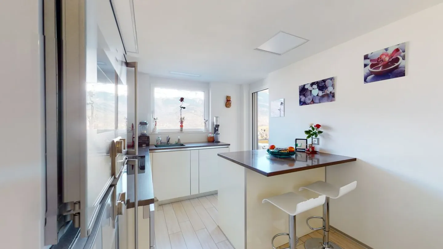 A beautifully renovated 4.5 room condominium for sale - Photo 1 of 9