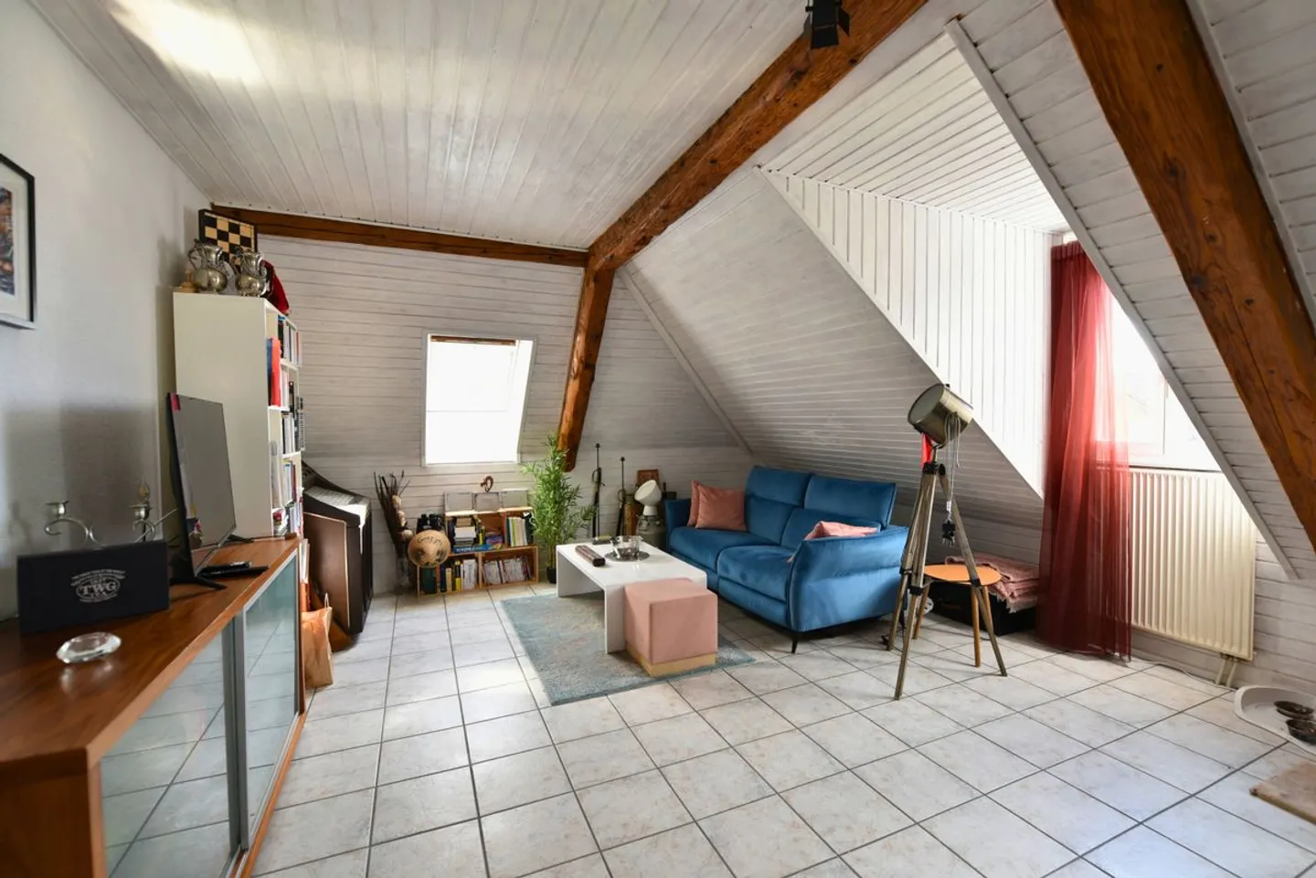 Appartamento ristrutturato sotto i tetti, fascino e comfort a Semsales - Foto 4 di 6