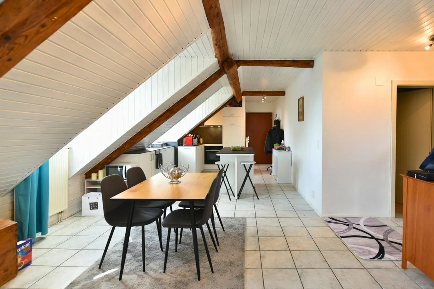 Appartamento ristrutturato sotto i tetti, fascino e comfort a Semsales - Foto 3 di 6
