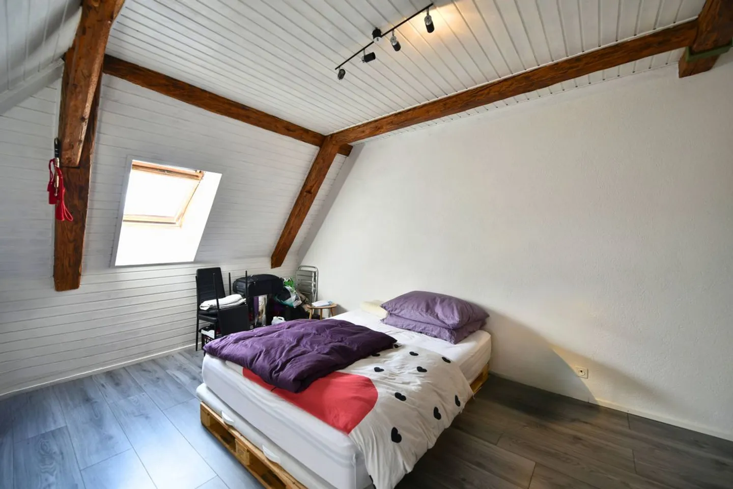 Appartamento ristrutturato sotto i tetti, fascino e comfort a Semsales - Foto 5 di 6