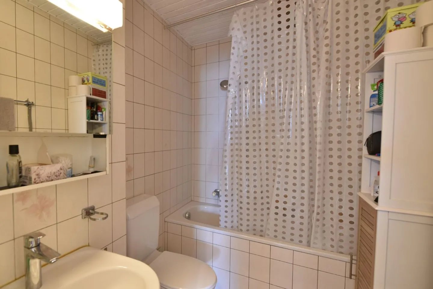 Appartamento ristrutturato sotto i tetti, fascino e comfort a Semsales - Foto 6 di 6