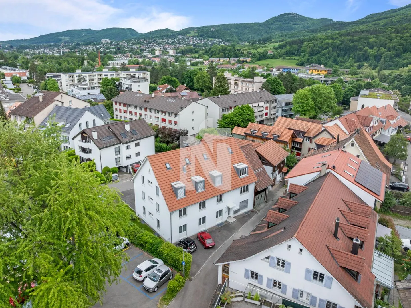 Sehr schöne, zentral gelegene 3,5 Zimmerwohnung mit Hobbyraum, Parkplatz und Gartenanteil - Foto 1 von 10