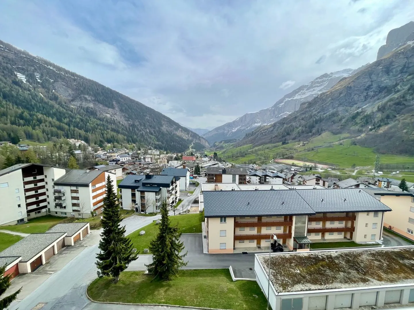 Ampio spazio abitativo in posizione privilegiata con vista incomparabile - Foto 2 di 7