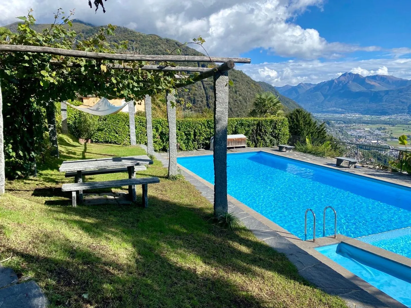 Piscina, vista lago, palme, sole, una fresca brezza nelle giornate più calde: cosa si può desiderare di più? - Foto 1 di 7