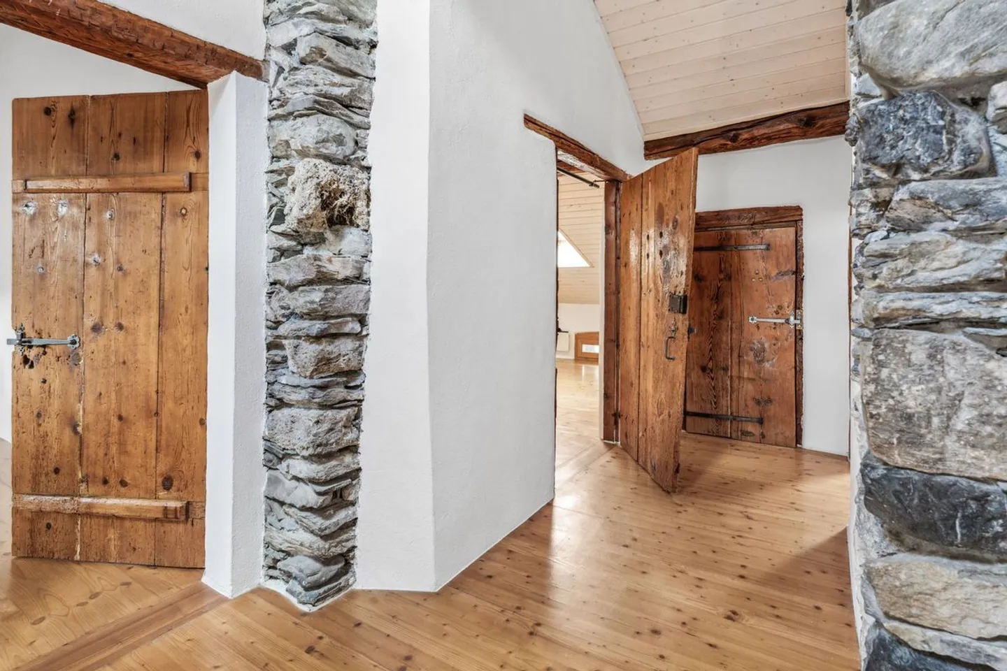 Superbo attico-duplex ristrutturato con carattere e autenticità - Foto 2 di 8