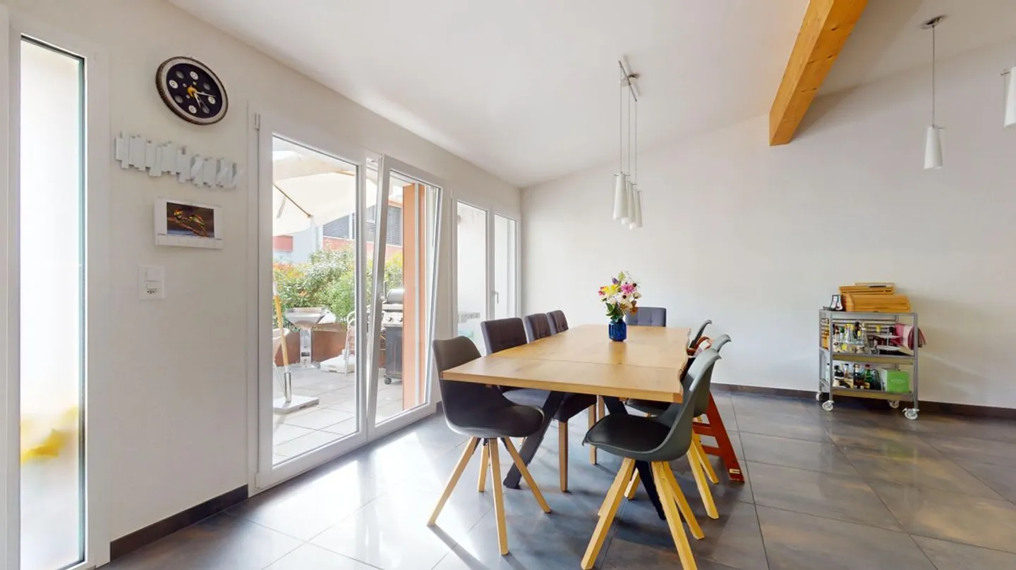Angrenzende Villa mit Terrasse, Garten und Parkplätzen! - Foto 4 von 12