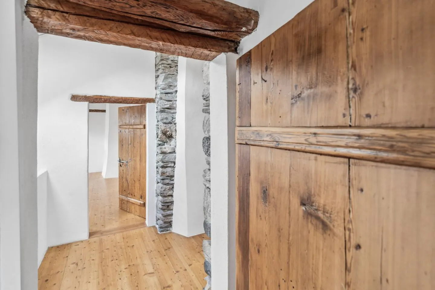 Superbo attico-duplex ristrutturato con carattere e autenticità - Foto 4 di 8