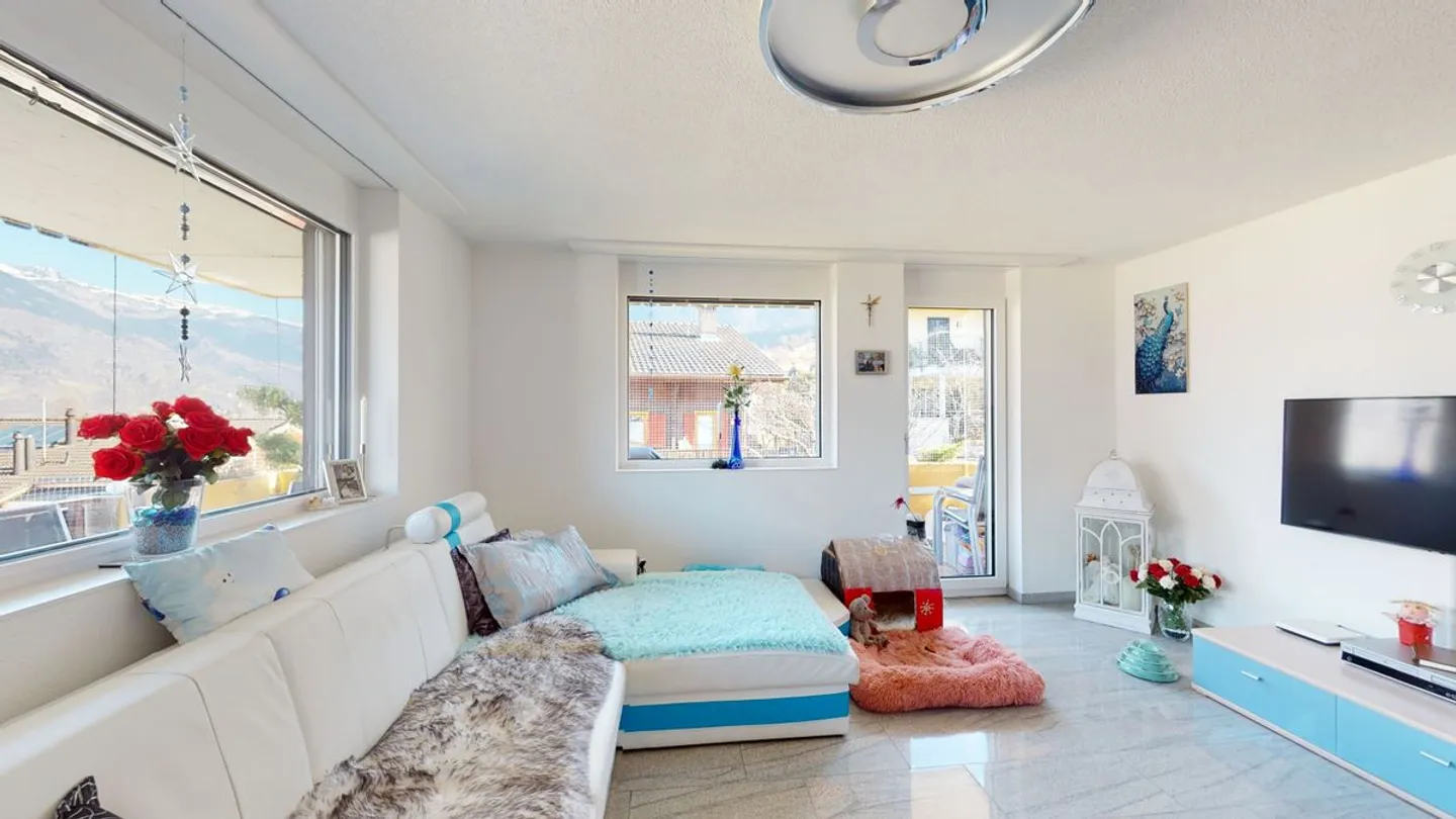 A beautifully renovated 4.5 room condominium for sale - Photo 4 of 9