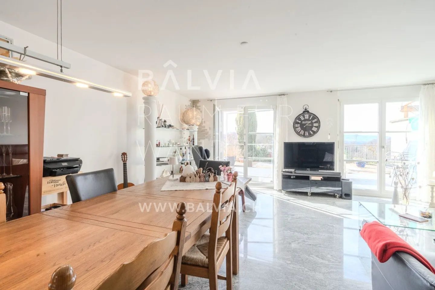 Family happiness with panoramic view - Photo 5 of 10