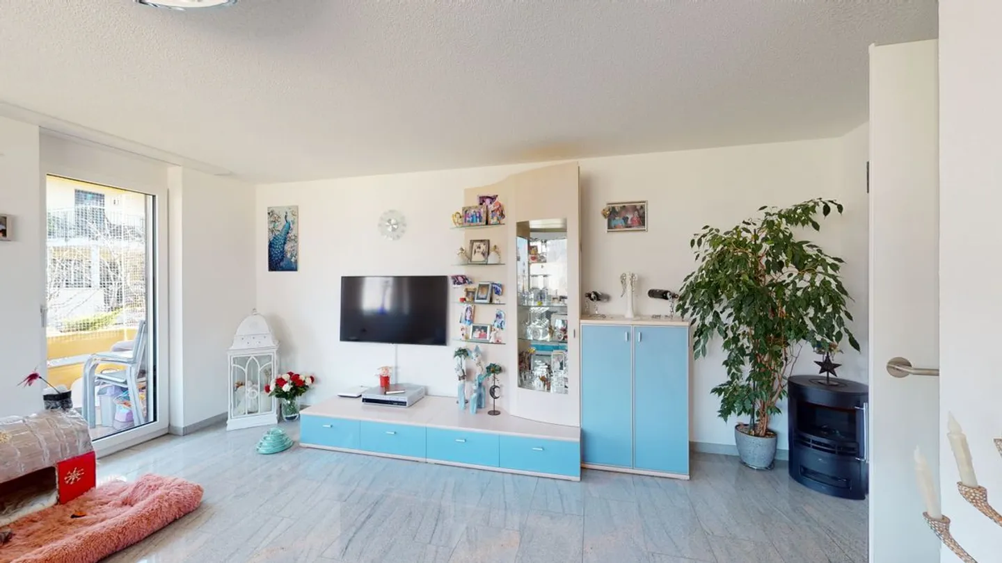 A beautifully renovated 4.5 room condominium for sale - Photo 3 of 9