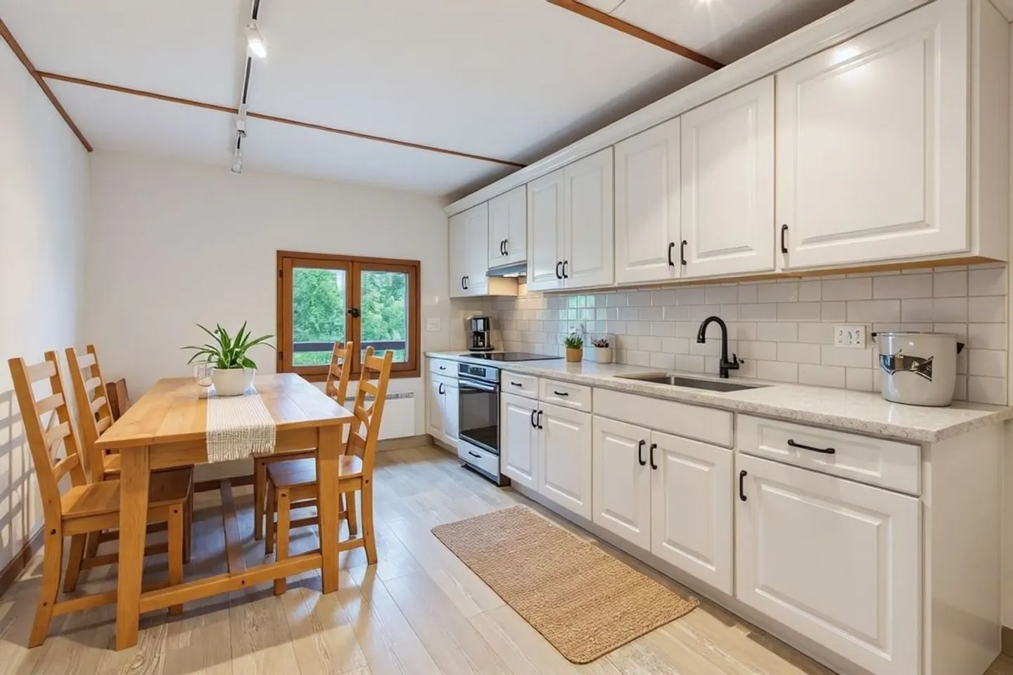 Family house with 2 independent apartments and large garden - Photo 1 of 10