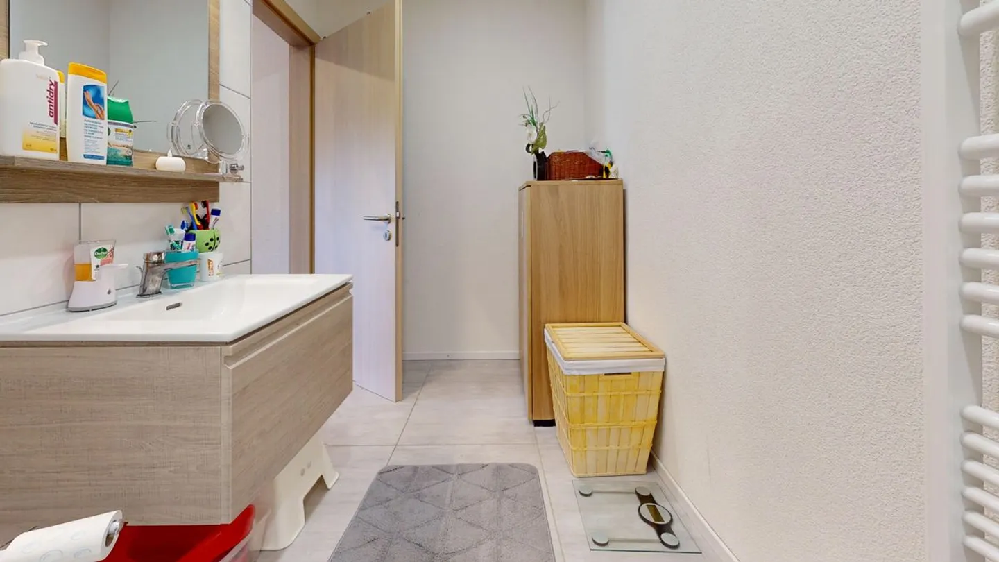 Angrenzende Villa mit Terrasse, Garten und Parkplätzen! - Foto 9 von 12