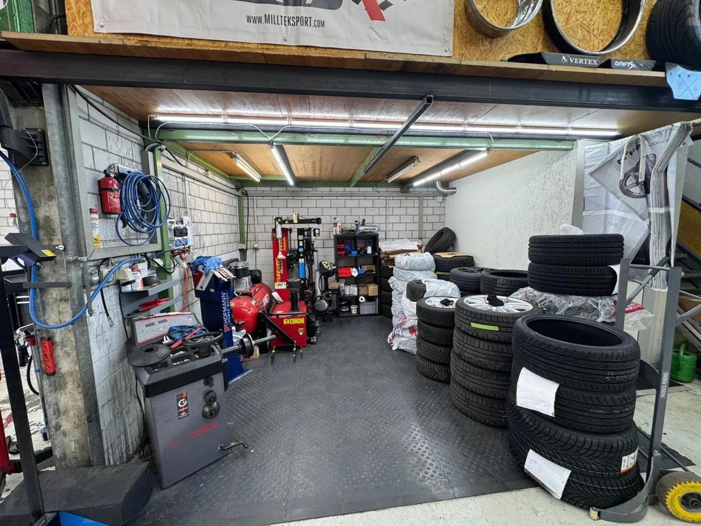 AMPIO SPAZIO COMMERCIALE ADATTO PER OFFICINA AUTO - Foto 10 di 13