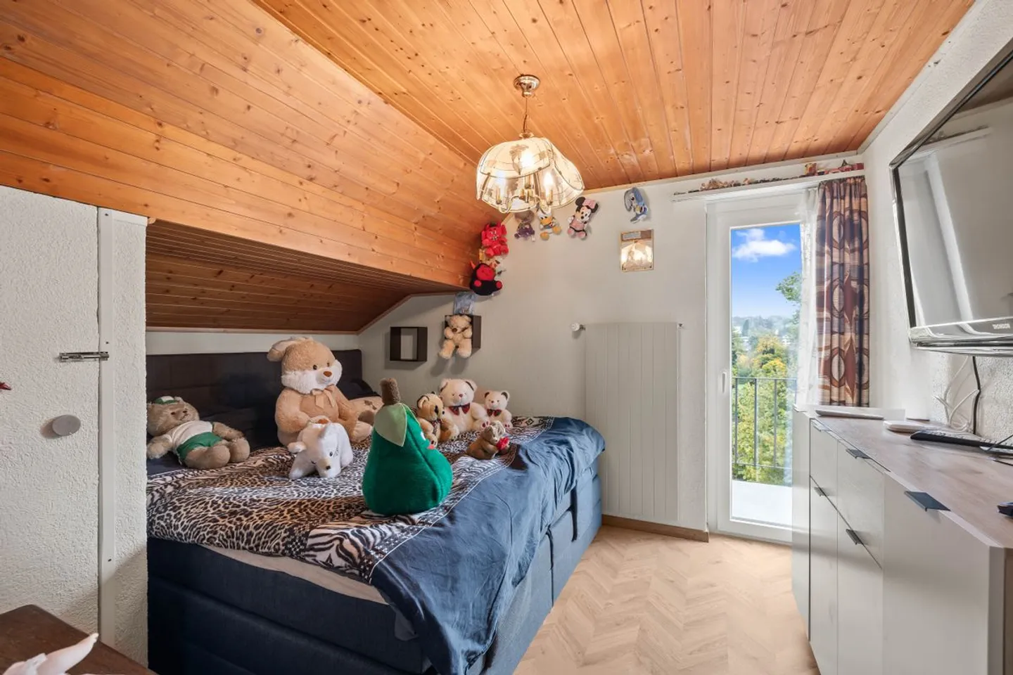 Ländliches Wohnglück: Gepflegtes Einfamilienhaus mit gedecktem Sitzplatz, Pergola sowie grossem Garten - Foto 7 von 13