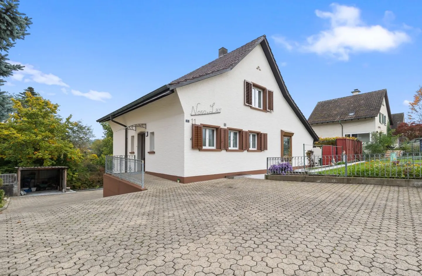 Ländliches Wohnglück: Gepflegtes Einfamilienhaus mit gedecktem Sitzplatz, Pergola sowie grossem Garten - Foto 1 von 13