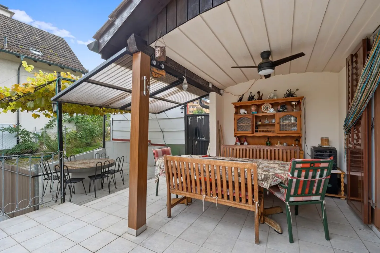 Ländliches Wohnglück: Gepflegtes Einfamilienhaus mit gedecktem Sitzplatz, Pergola sowie grossem Garten - Foto 12 von 13