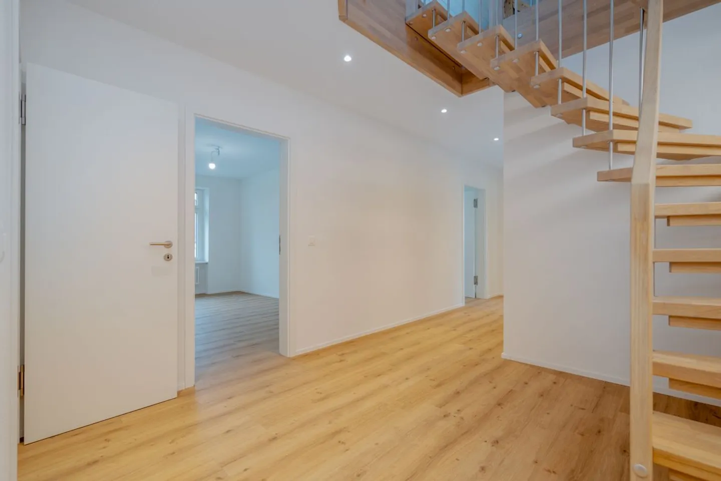 Charmante maisonette de 5 pièces avec galerie, terrasse sur le toit et loggia - Photo 5 sur 13