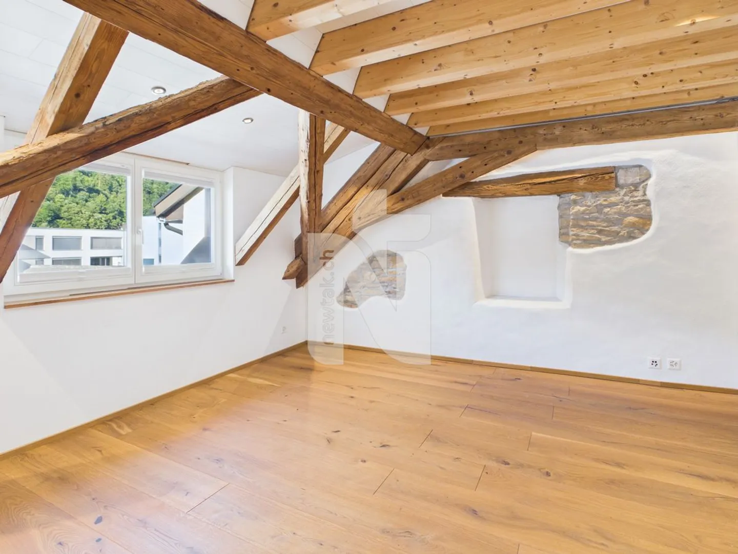 Charming, renovated maisonette apartment with lift, balcony and private washing tower - Photo 1 of 11