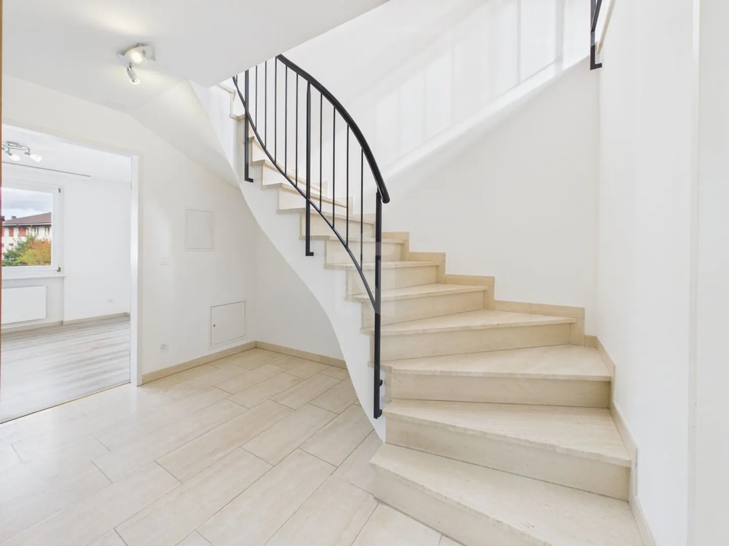 Frisch renovierte Maisonettewohnung im Herzen von Aesch - Photo 3 sur 12