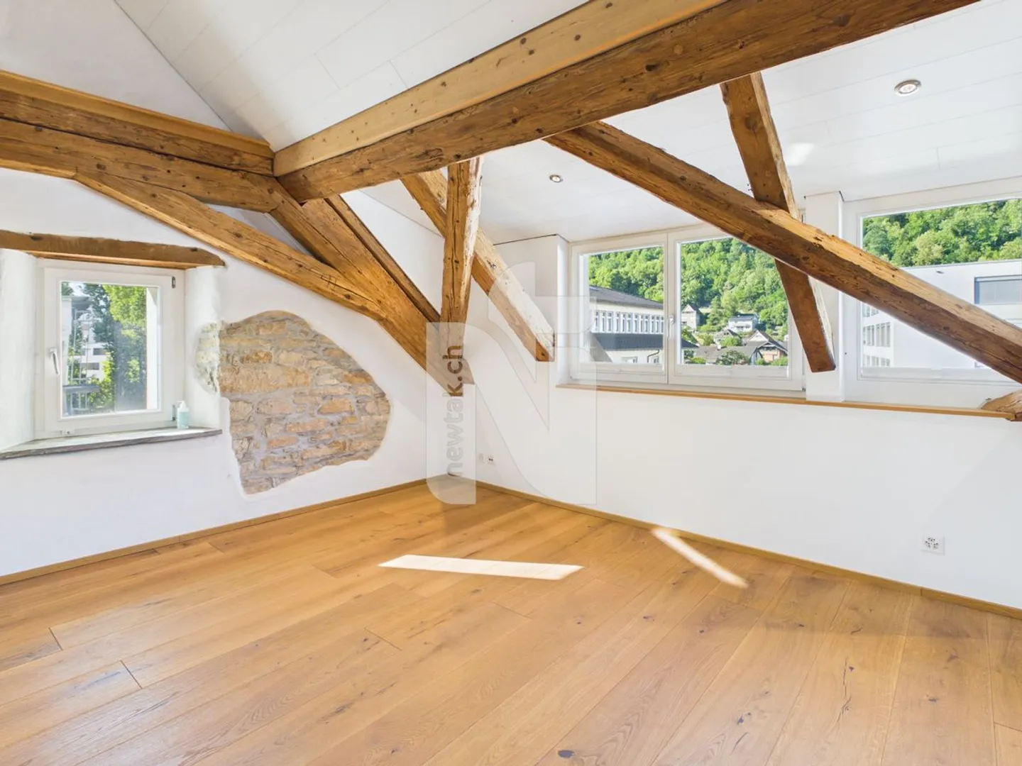 Charming, renovated maisonette apartment with lift, balcony and private washing tower - Photo 5 of 11