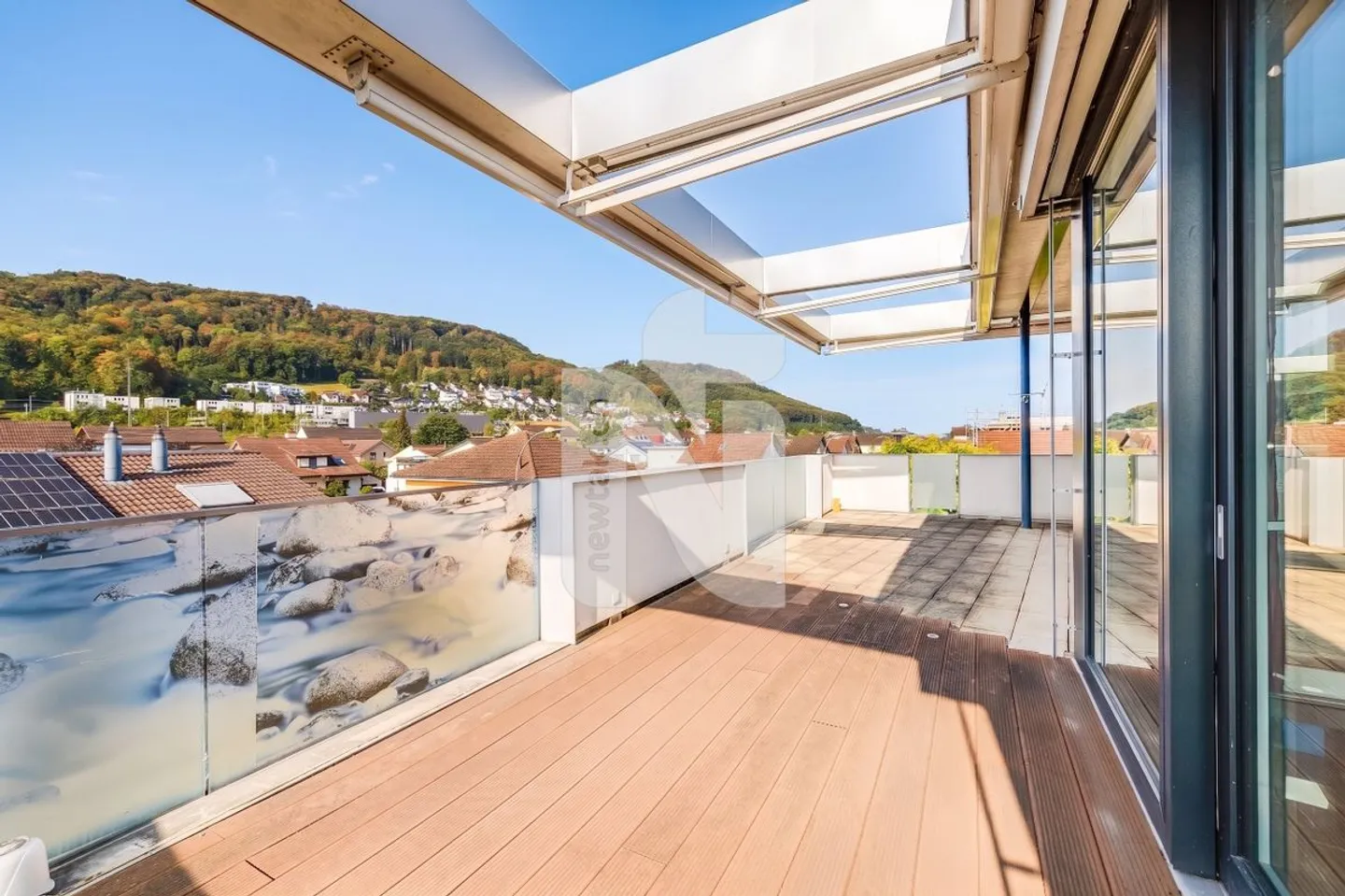 Appartement penthouse exclusif avec accès direct par ascenseur, terrasse spacieuse, vue imprenable et deux places de parking souterrain - Photo 2 sur 13
