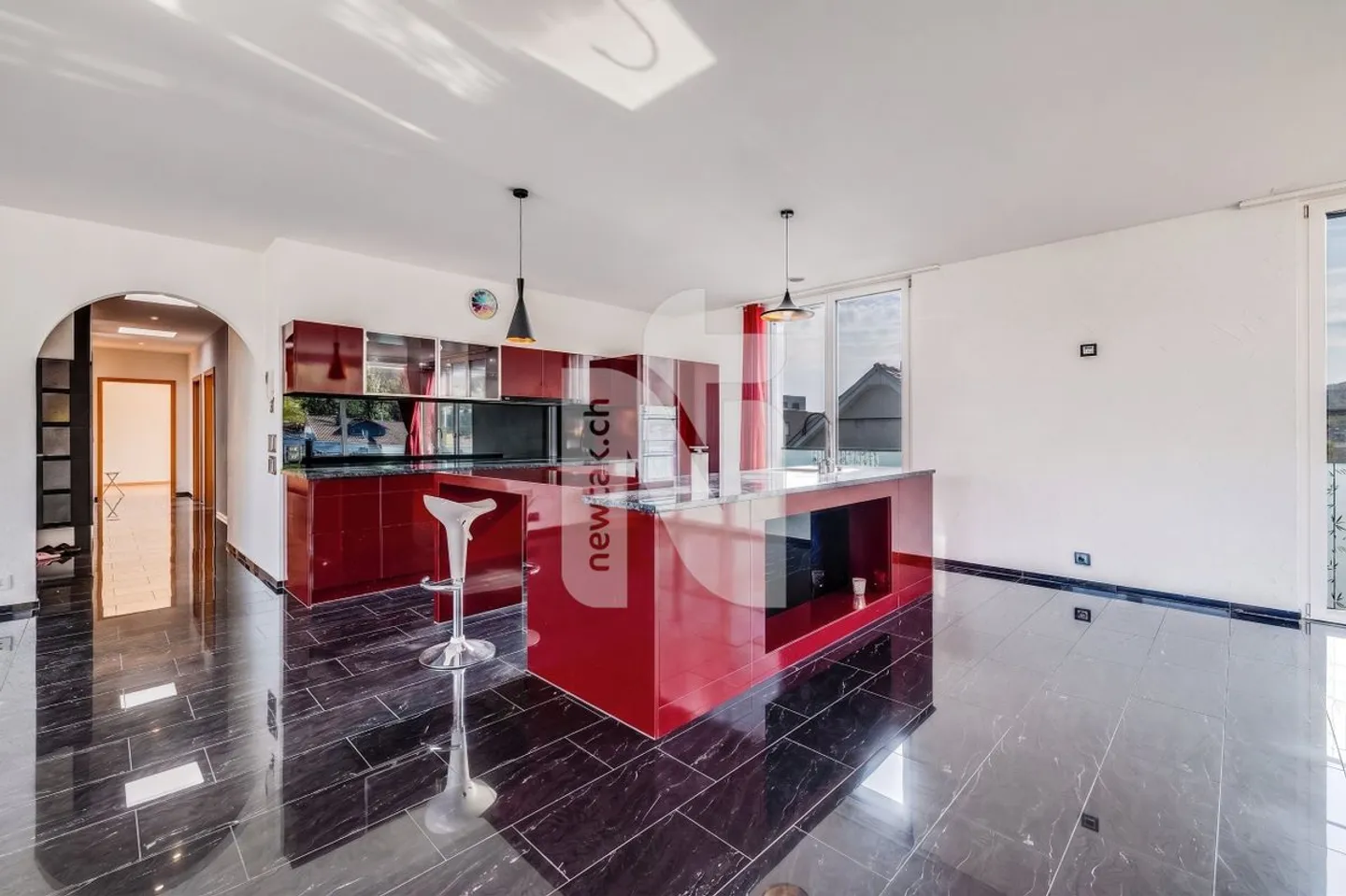 Appartement penthouse exclusif avec accès direct par ascenseur, terrasse spacieuse, vue imprenable et deux places de parking souterrain - Photo 4 sur 13
