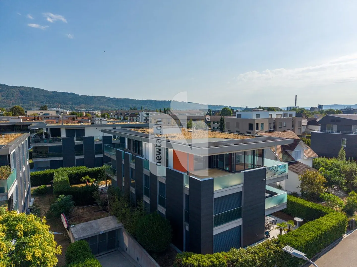 Appartement penthouse exclusif avec accès direct par ascenseur, terrasse spacieuse, vue imprenable et deux places de parking souterrain - Photo 1 sur 13