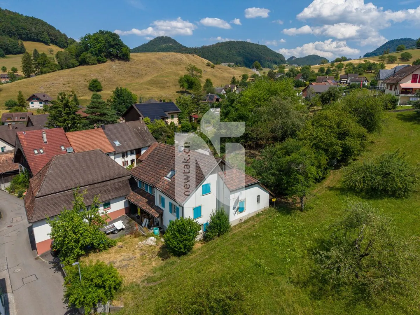 Freistehendes, familienfreundliches Einfamilienhaus mit grossem Garten und Blick ins Grüne - Photo 1 of 11