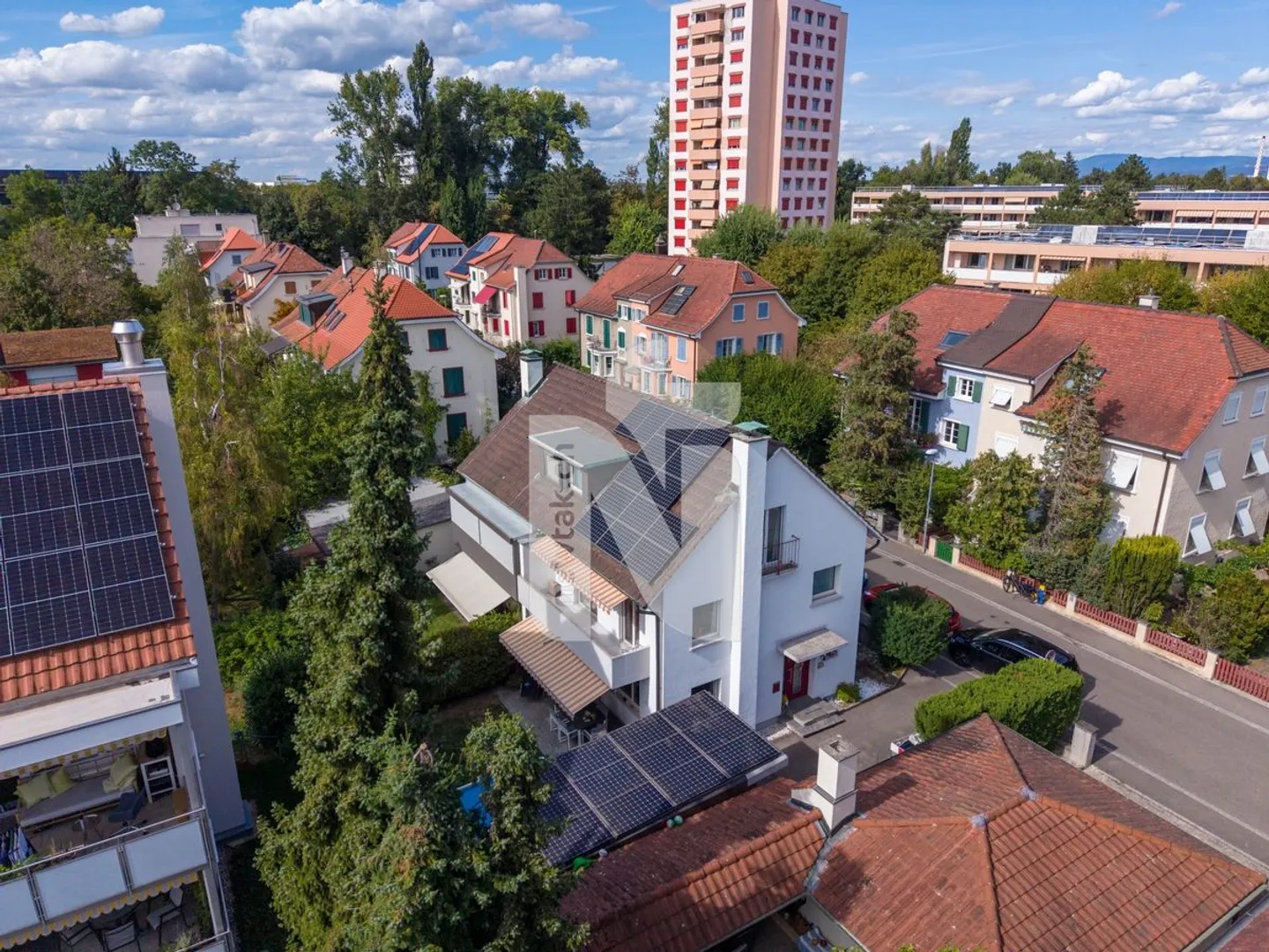 Maison familiale spacieuse avec jardin, garage et système solaire dans un endroit calme et central - Photo 2 sur 13