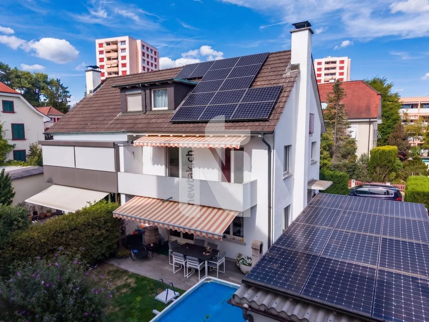 Maison familiale spacieuse avec jardin, garage et système solaire dans un endroit calme et central - Photo 1 sur 13