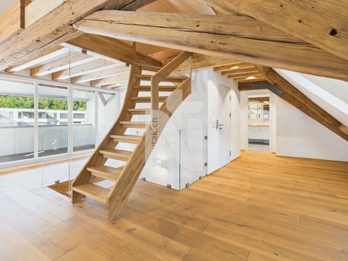 Charming, renovated maisonette apartment with lift, balcony and private washing tower - Photo 7 of 11