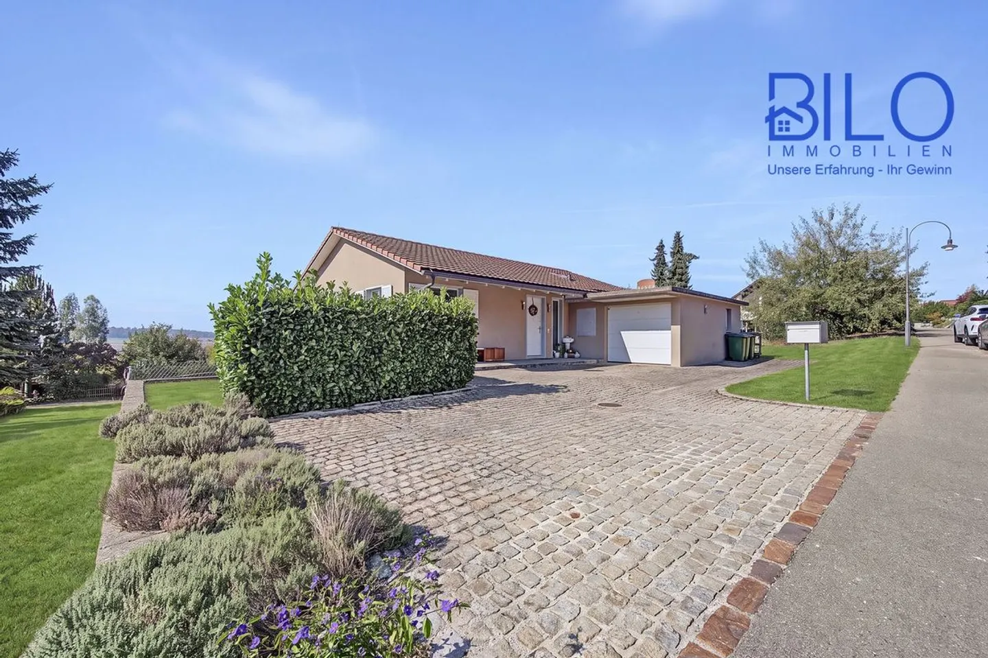 Oasis exclusive de 5,5 pièces : situé au calme avec vue et piscine - Photo 2 sur 13