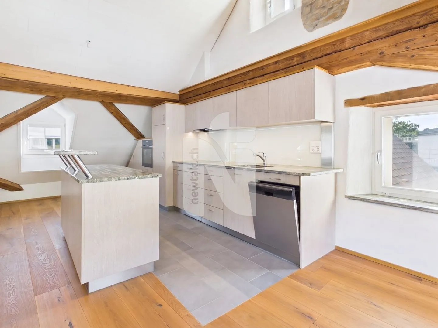 Charming, renovated maisonette apartment with lift, balcony and private washing tower - Photo 8 of 11