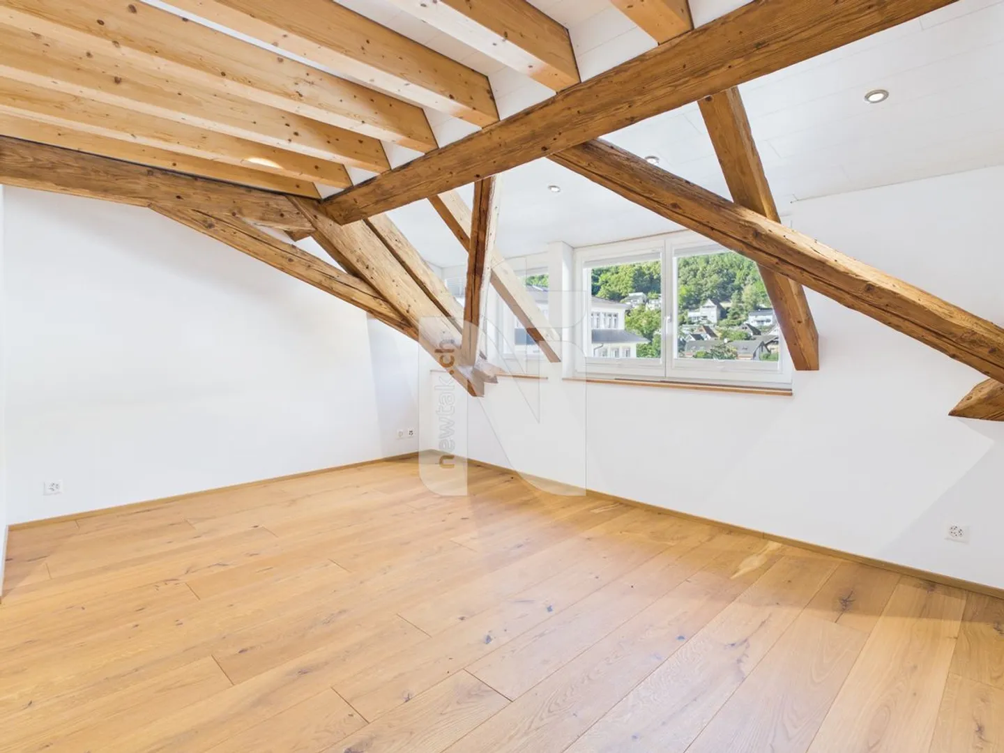 Charming, renovated maisonette apartment with lift, balcony and private washing tower - Photo 2 of 11