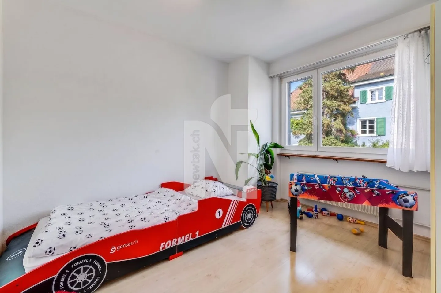 Maison familiale spacieuse avec jardin, garage et système solaire dans un endroit calme et central - Photo 8 sur 13