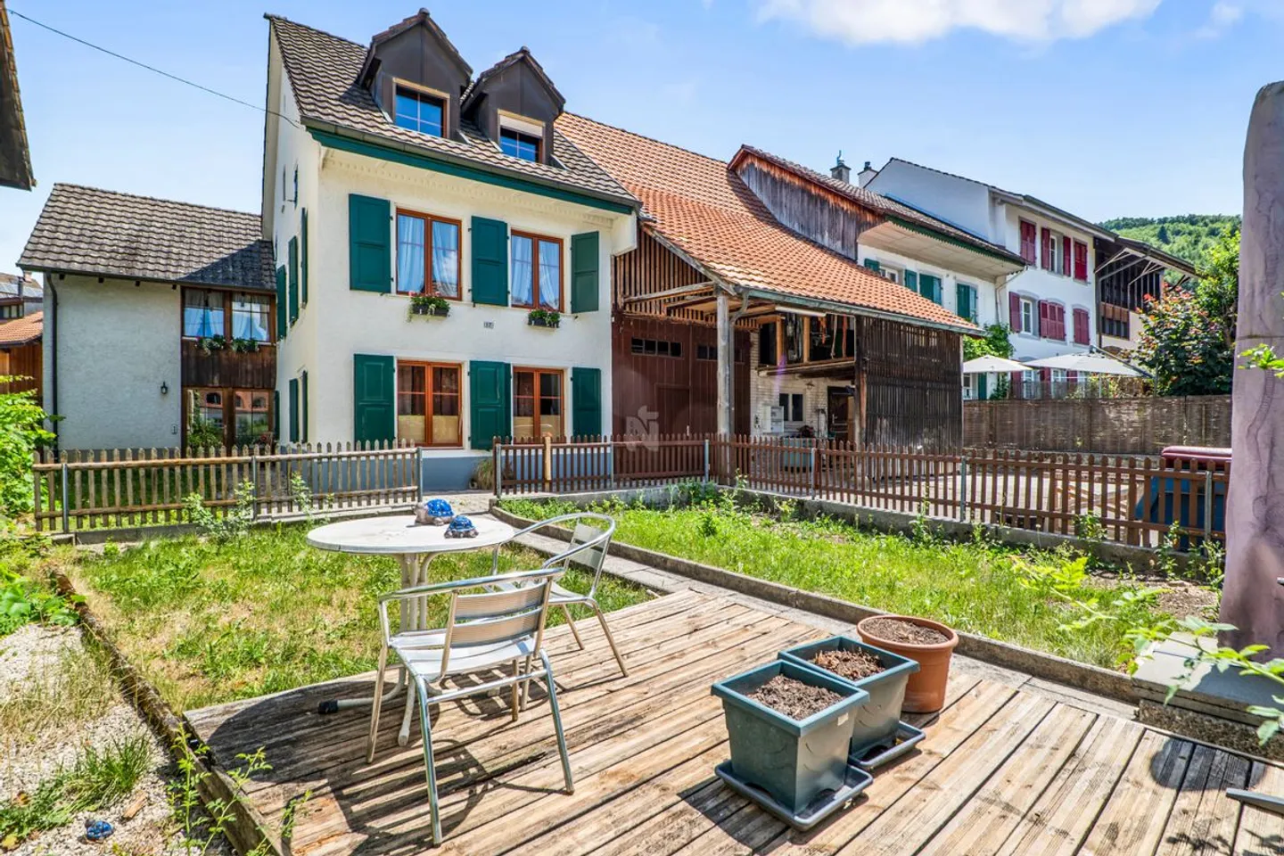 Idylle de village, central, beaucoup de potentiel et avec un appartement de 2,5 pièces (maison intergénérationnelle) - Photo 1 sur 13