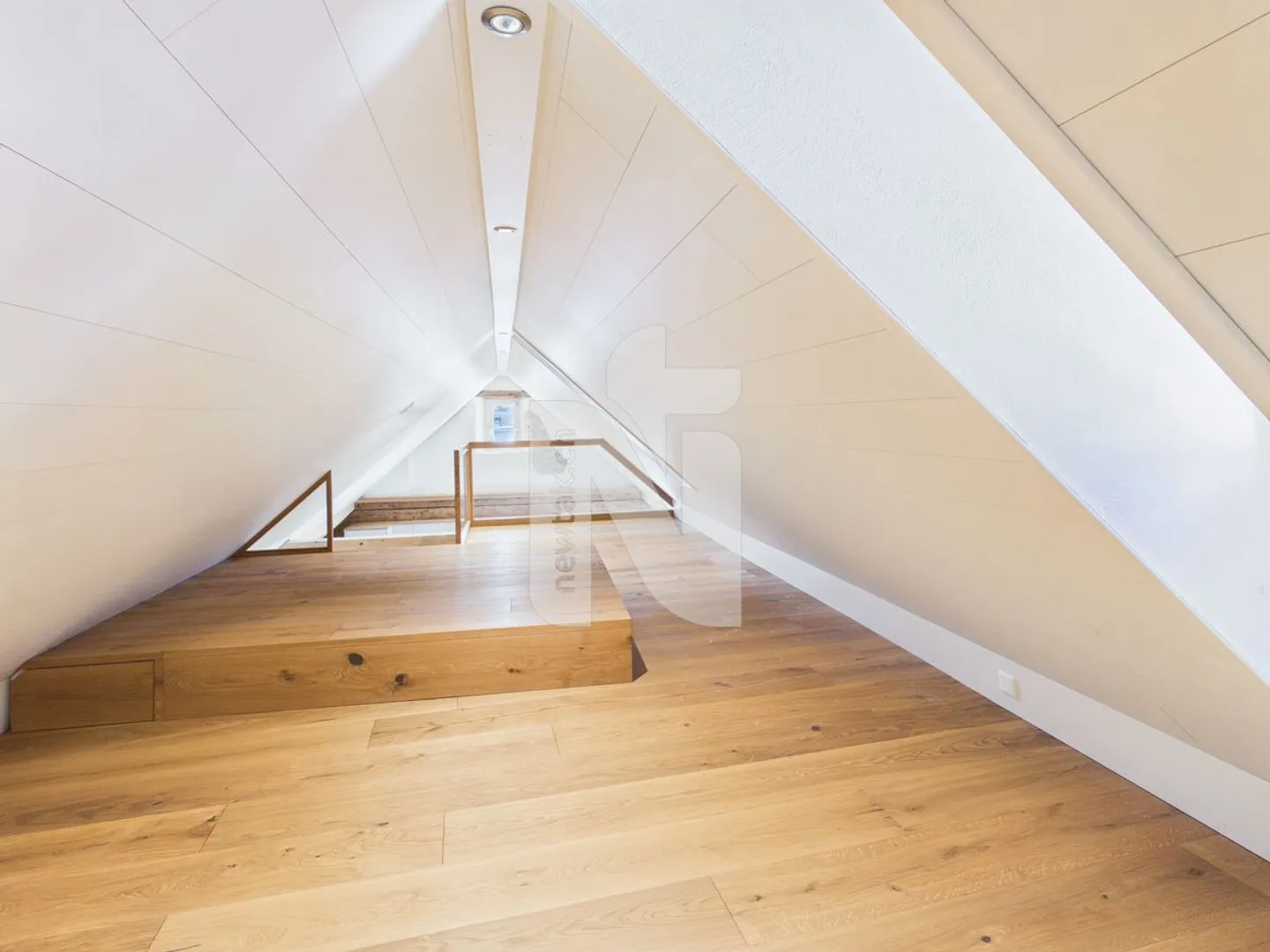 Charming, renovated maisonette apartment with lift, balcony and private washing tower - Photo 10 of 11