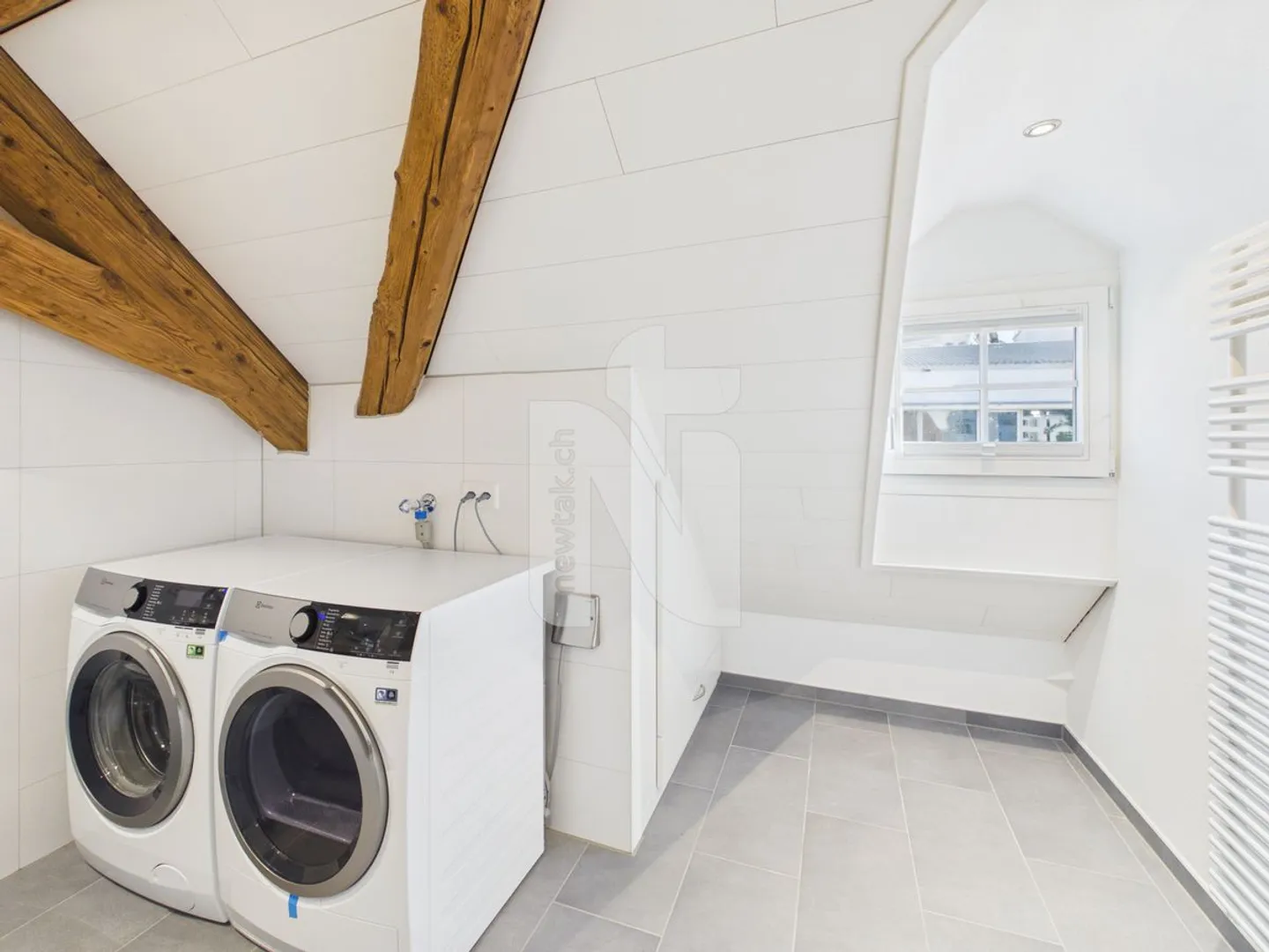 Charming, renovated maisonette apartment with lift, balcony and private washing tower - Photo 4 of 11