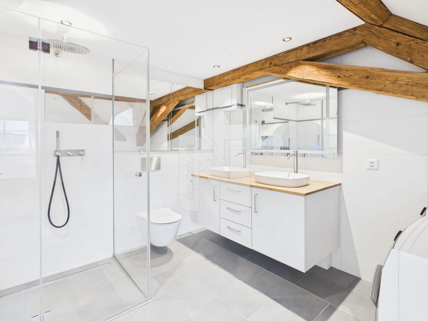 Charming, renovated maisonette apartment with lift, balcony and private washing tower - Photo 3 of 11