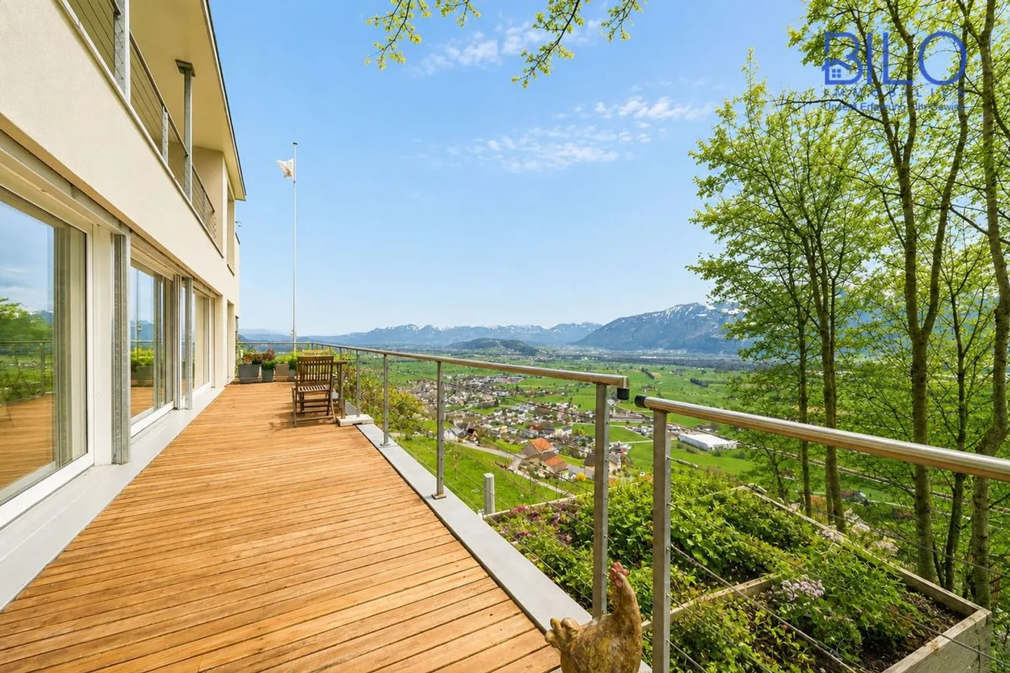 Maison familiale moderne avec jardin - Photo 4 sur 13