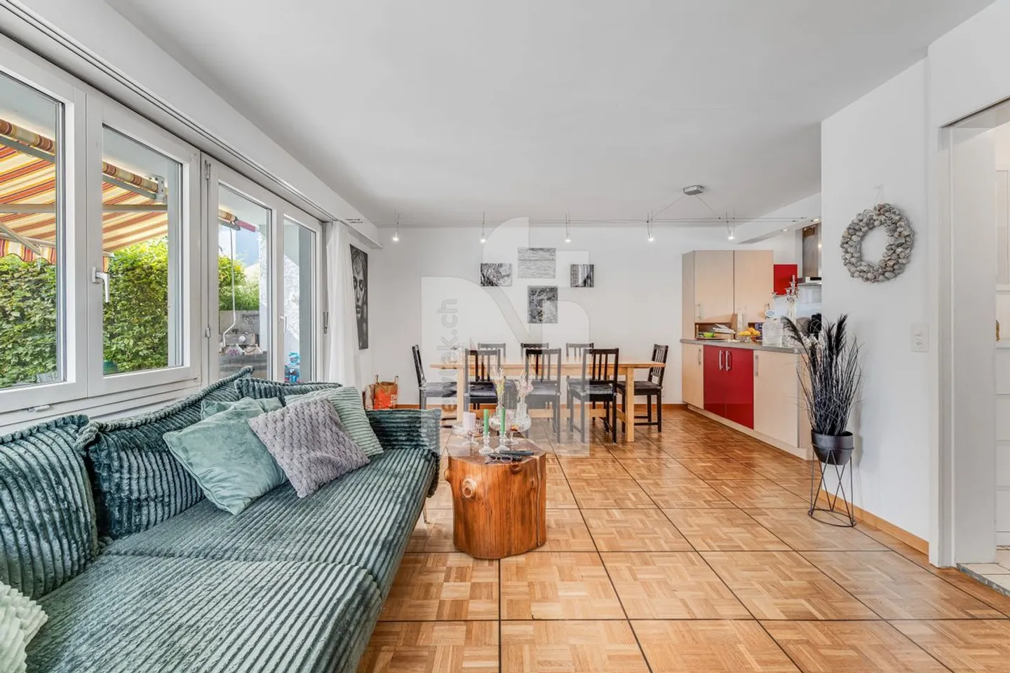 Maison familiale spacieuse avec jardin, garage et système solaire dans un endroit calme et central - Photo 5 sur 13