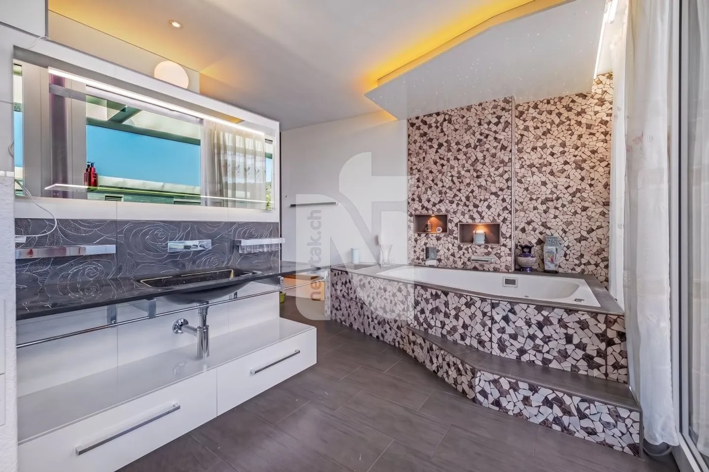 Appartement penthouse exclusif avec accès direct par ascenseur, terrasse spacieuse, vue imprenable et deux places de parking souterrain - Photo 10 sur 13