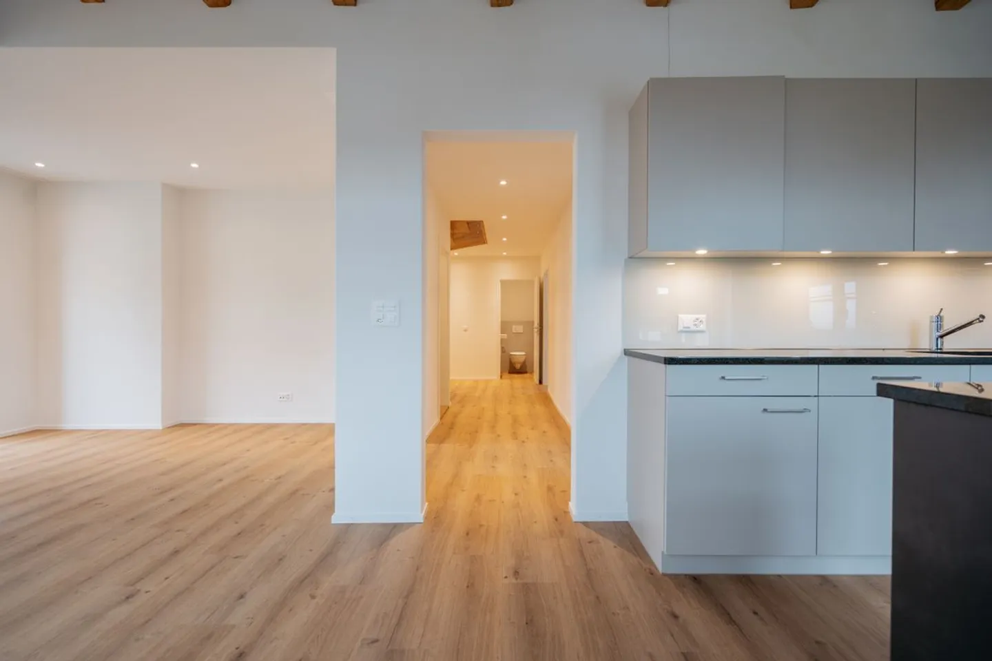 Charmante maisonette de 5 pièces avec galerie, terrasse sur le toit et loggia - Photo 12 sur 13