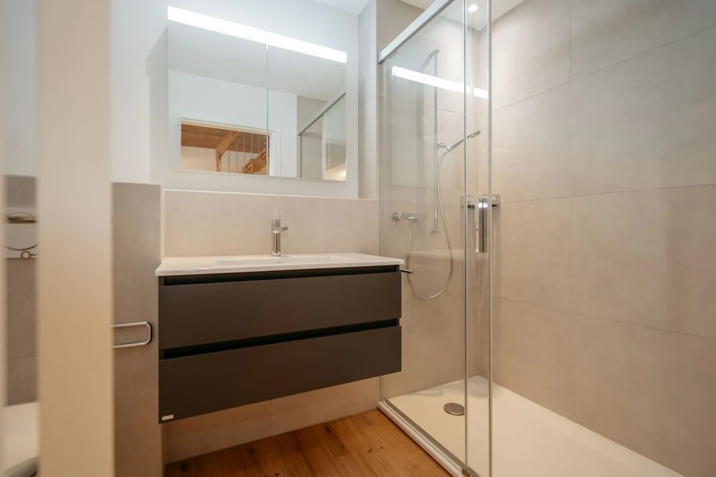 Charmante maisonette de 5 pièces avec galerie, terrasse sur le toit et loggia - Photo 3 sur 13