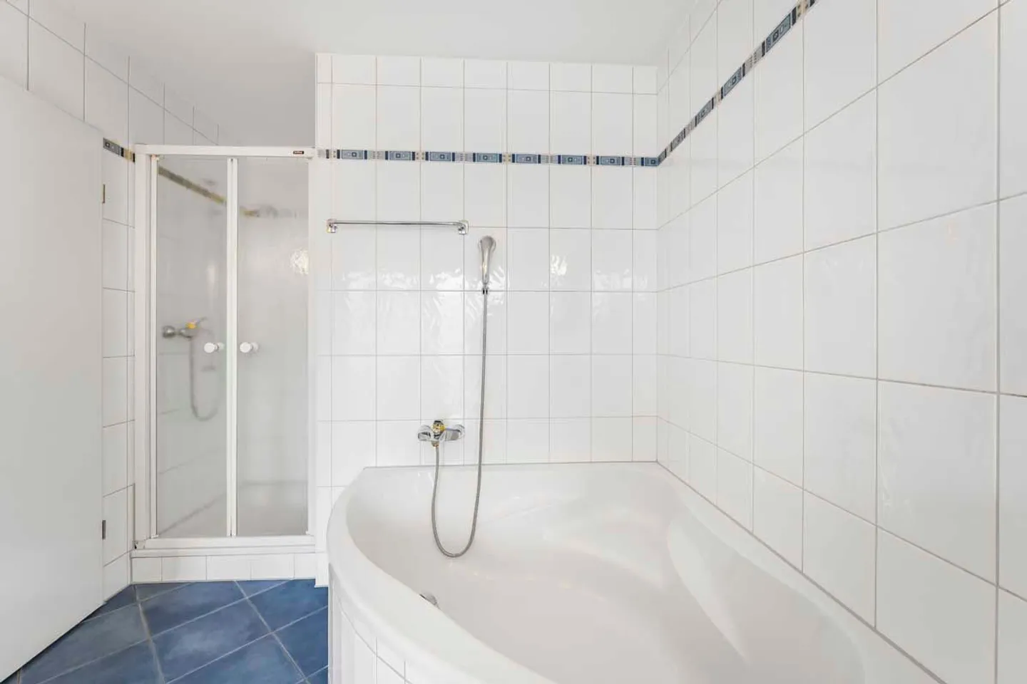 Exquisite Apartment in a Sunny and Quiet Location with a View - Photo 11 of 13
